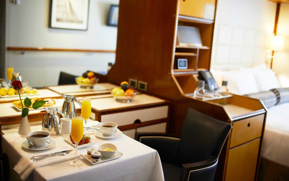 Desayuno en una cabina de los cruceros Windstar. CRUCEROS EN VELERO WIND SURF WINDSTAR CRUISES WINDSURF CRUISES CRUCEROS DE LUJO EN VELERO CRUCEROS MEDITERRANEO CRUCEROS NORTE DE EUROPA CRUCEROS EN VELERO CRUCEROS CARIBE WINDSTAR CRUISES CRUCEROS EN BARCO PEQUEÑO SMALL SHIP CRUISES CRUCEROS DE LUJO EN VELERO CRUCEROS DIFERENTES CRUCEROS ROMANTICOS CRUCEROS VIAJES DE NOVIOS CRUCEROS LUNAS DE MIEL HONEYMOON CRUISES CRUCEROS PARA PAREJAS WINDSURF CRUISES WIND SURF CROCIERE CREUERS WINDSTAR DESCUENTOS EN CRUCEROS CRUCEROS EN VELERO WIND SURF VELERO CRUCEROS #cruceros #WindstarCruises #WindSurf #Crucerosenvelero #WindStarWindSurf #CrucerosaVela #CrucerosdeLujo #CrucerosBarcoPequeño #SmallShipCruises #CrucerosLunasdeMiel #Lunasdemiel #Viajesdenovios #CrucerosRomanticos #Honeymoon